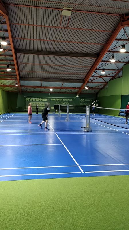 Tennis. Squash. Badminton. Grüze tennis courts